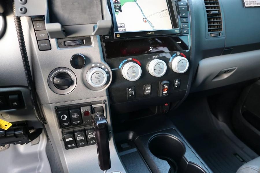 Детали интерьера Toyota Tundra CrewMax 4x4 Zombie Apocalypse 2013 года  (фото 284 из 461)